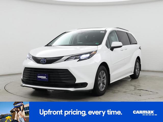 Photo of 2024 White Toyota Sienna