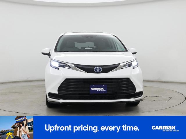 Photo of 2024 White Toyota Sienna