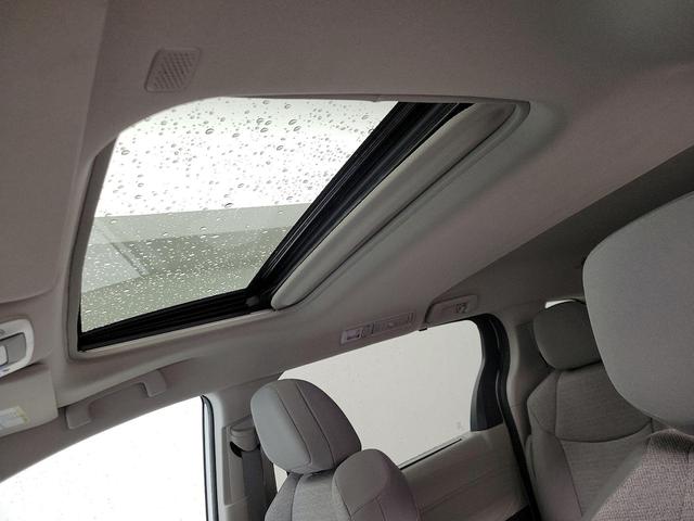 Photo of 2024 White Toyota Sienna