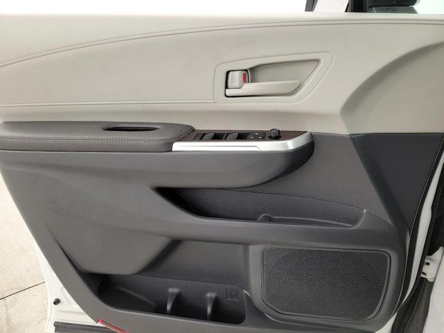 Photo of 2024 White Toyota Sienna