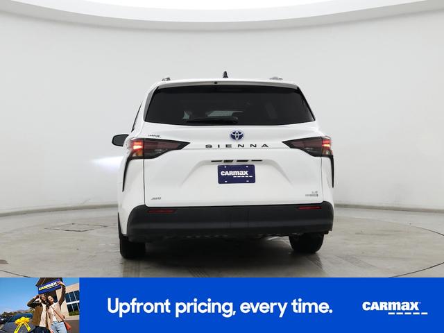Photo of 2024 White Toyota Sienna