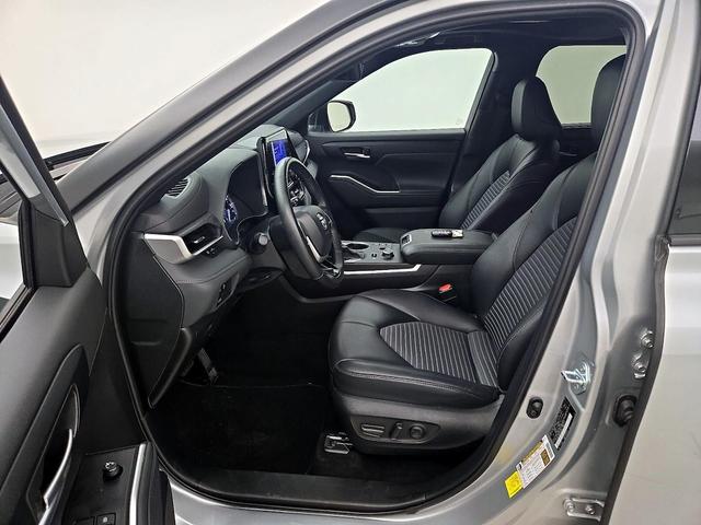 Photo of 2024 Silver Toyota Highlander