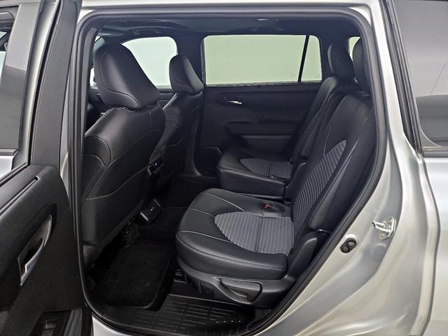 Photo of 2024 Silver Toyota Highlander