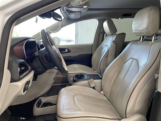 Photo of 2017 Bright White Clearcoat Chrysler Pacifica