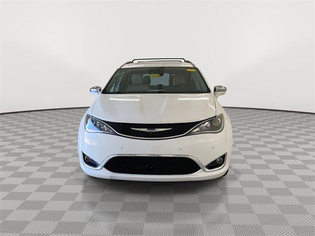 Photo of 2017 Bright White Clearcoat Chrysler Pacifica
