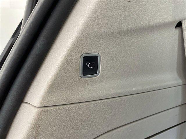 Photo of 2017 Bright White Clearcoat Chrysler Pacifica
