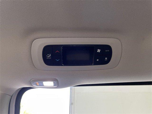 Photo of 2017 Bright White Clearcoat Chrysler Pacifica