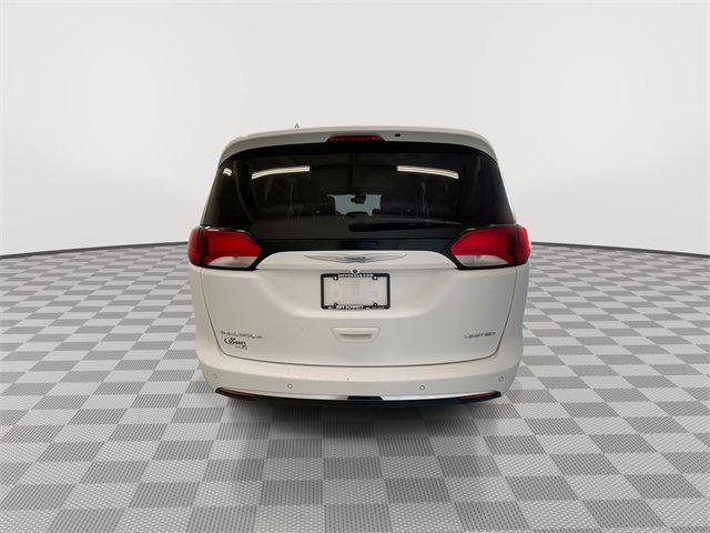 Photo of 2017 Bright White Clearcoat Chrysler Pacifica