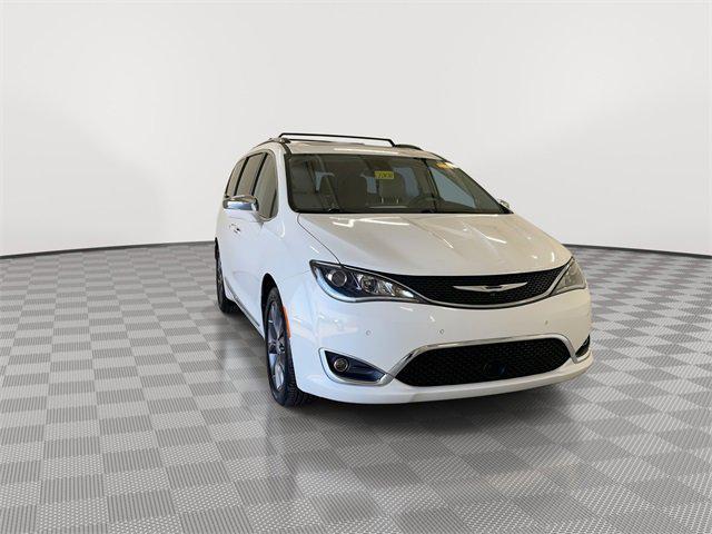 Photo of 2017 Bright White Clearcoat Chrysler Pacifica
