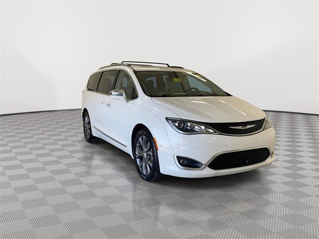 Photo of 2017 Bright White Clearcoat Chrysler Pacifica