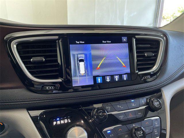 Photo of 2017 Bright White Clearcoat Chrysler Pacifica