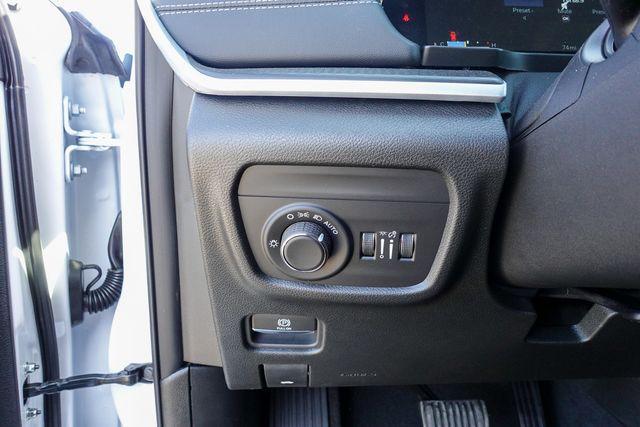 Photo of 2025 Bright White Clearcoat Jeep Grand Cherokee