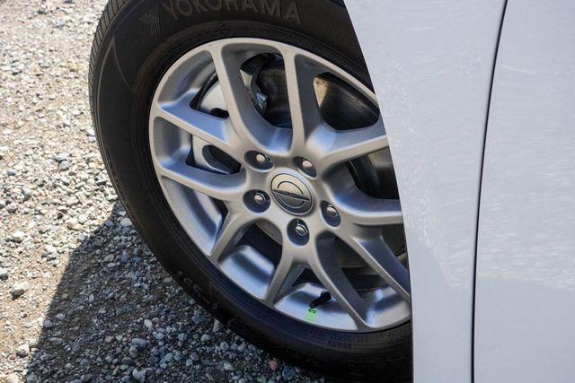 Photo of 2025 Bright White Clearcoat Chrysler Pacifica