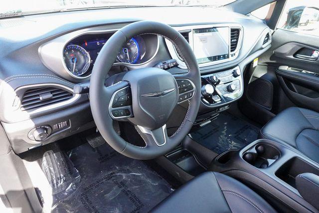 Photo of 2025 Bright White Clearcoat Chrysler Pacifica