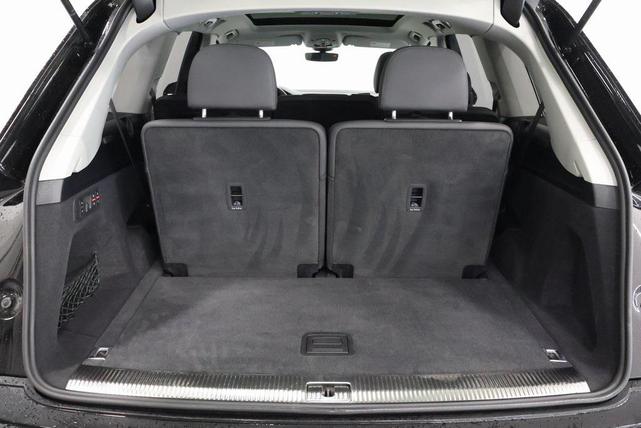 Photo of 2024 Mythos Black Metallic Audi Q7