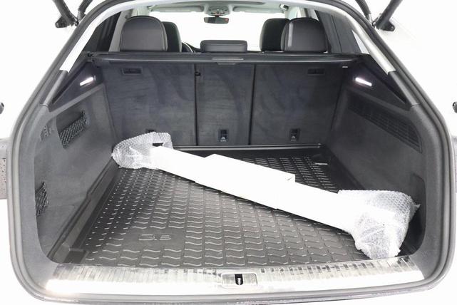 Photo of 2023 Carrara White Audi Q8