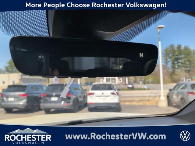 Photo of 2025 Opal White Pearl Effect Volkswagen Atlas Cross Sport