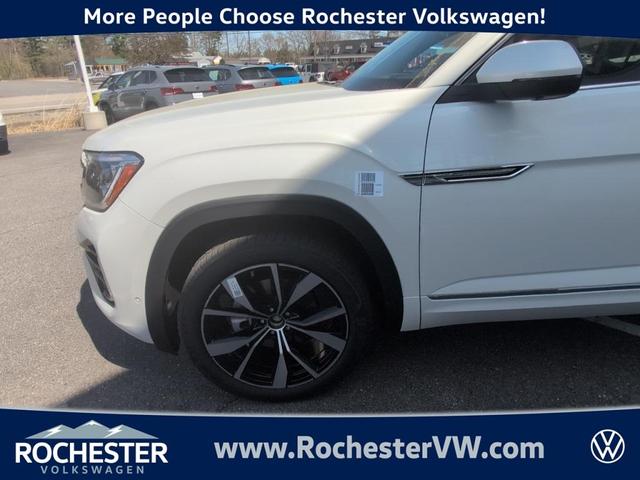 Photo of 2025 Opal White Pearl Effect Volkswagen Atlas Cross Sport