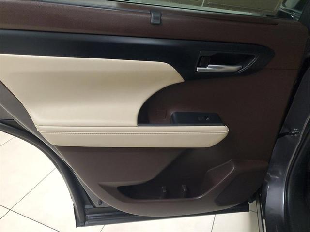Photo of 2022 Gray Toyota Highlander