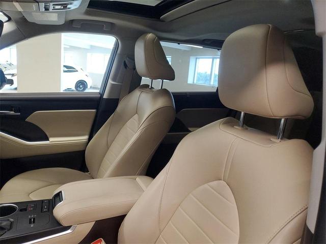 Photo of 2022 Gray Toyota Highlander