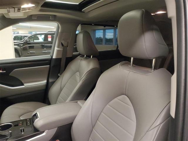 Photo of 2022 Moon Dust Toyota Highlander