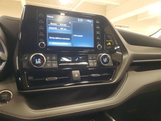 Photo of 2022 Moon Dust Toyota Highlander