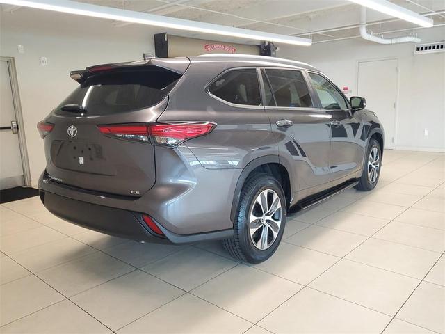 Photo of 2023 Magnetic Gray Metallic Toyota Highlander