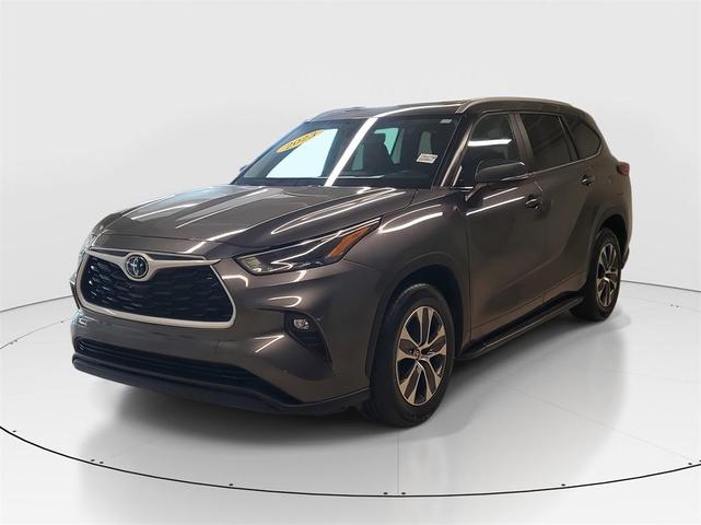 Photo of 2023 Magnetic Gray Metallic Toyota Highlander