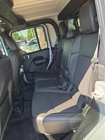 Photo of 2023 Silver Zynith Clearcoat Jeep Gladiator