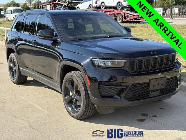 Photo of 2023 Diamond Black Crystal Pearlcoat Jeep Grand Cherokee