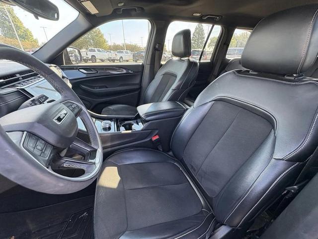 Photo of 2023 Diamond Black Crystal Pearlcoat Jeep Grand Cherokee