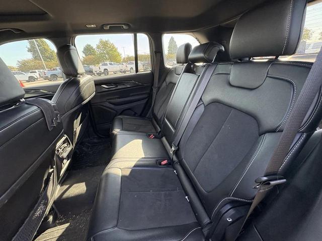 Photo of 2023 Diamond Black Crystal Pearlcoat Jeep Grand Cherokee