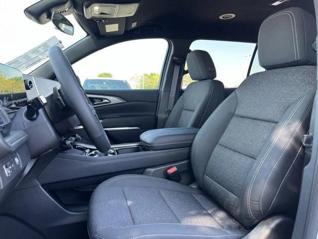 Photo of 2025 Summit White Chevrolet Traverse
