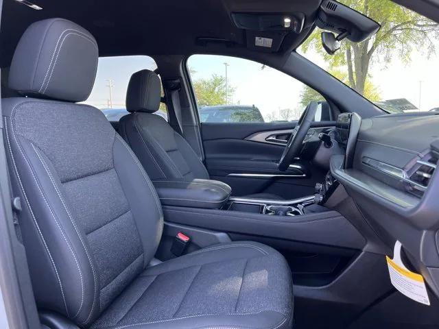 Photo of 2025 Summit White Chevrolet Traverse