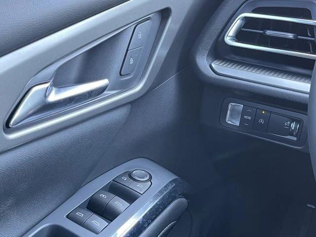 Photo of 2025 Summit White Chevrolet Traverse