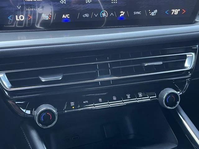 Photo of 2025 Summit White Chevrolet Traverse