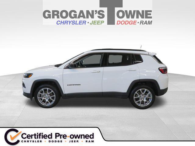 Photo of 2022 Bright White Clearcoat Jeep Compass