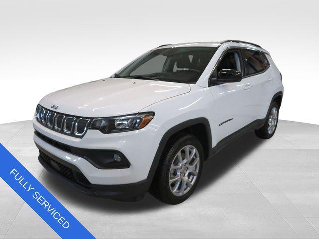 Photo of 2022 Bright White Clearcoat Jeep Compass