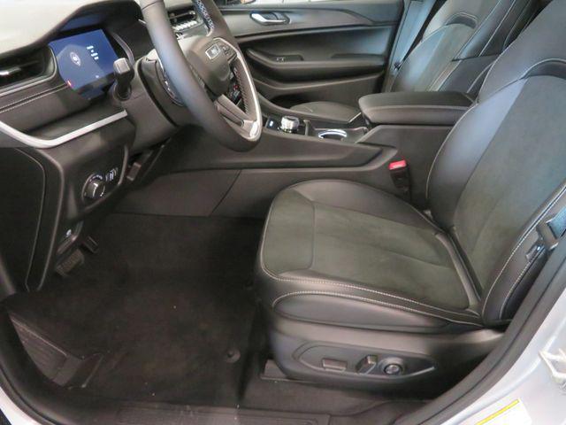 Photo of 2025 Silver Zynith Jeep Grand Cherokee