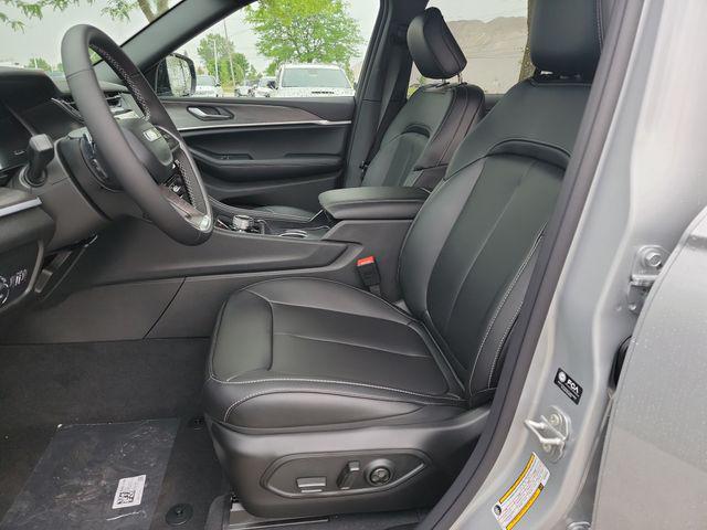 Photo of 2025 Silver Zynith Jeep Grand Cherokee