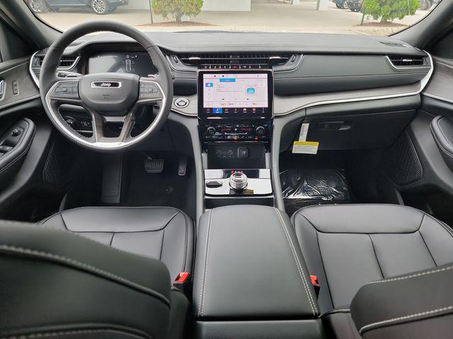 Photo of 2025 Silver Zynith Jeep Grand Cherokee