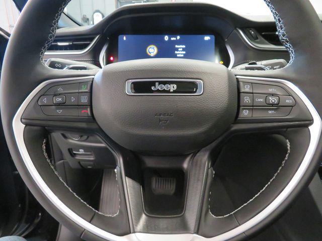Photo of 2025 Diamond Black Crystal Pearlcoat Jeep Grand Cherokee L