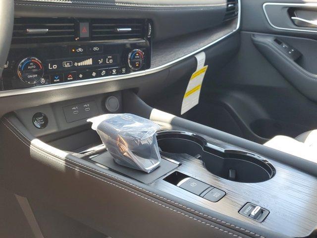 Photo of 2025 2t Dk Beige Blk Nissan Rogue