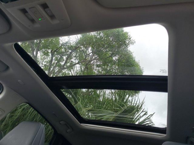 Photo of 2025 2t Red Blk Roof Nissan Murano