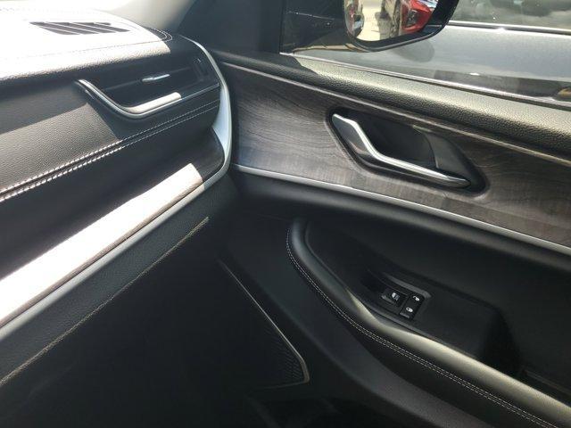 Photo of 2022 Metallic Jeep Grand Cherokee