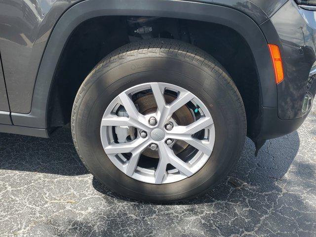 Photo of 2022 Metallic Jeep Grand Cherokee