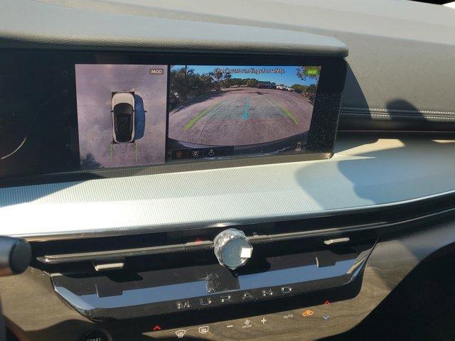 Photo of 2025 White / Black Nissan Murano