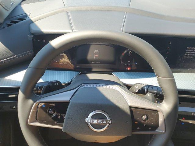Photo of 2025 White / Black Nissan Murano