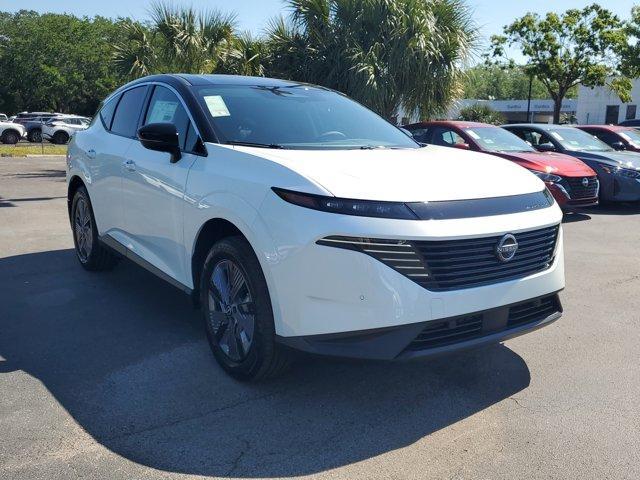 Photo of 2025 White / Black Nissan Murano
