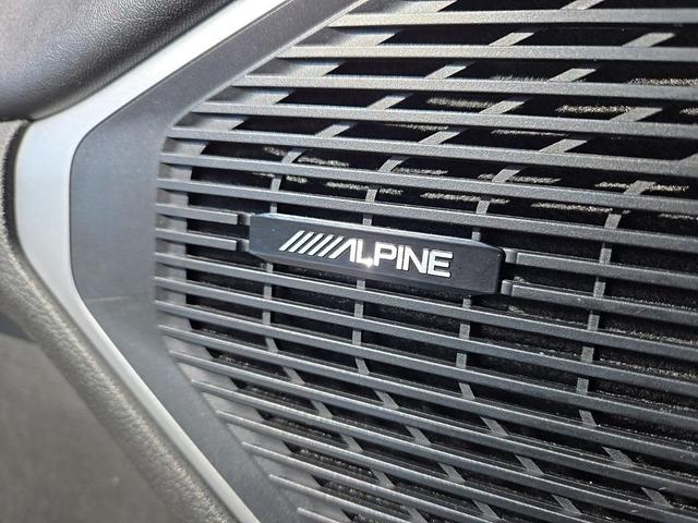 Photo of 2024 Diamond Black Crystal Pearlcoat Jeep Wagoneer